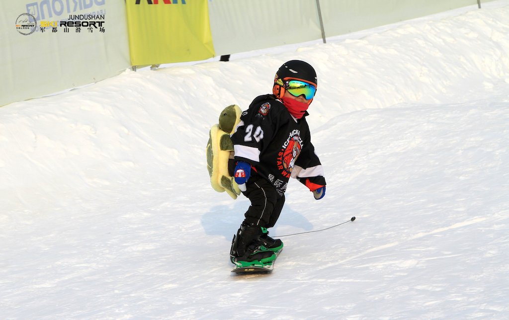 诚博国际军都山滑雪场第八届burton儿童单板体验日活动 悦享童年